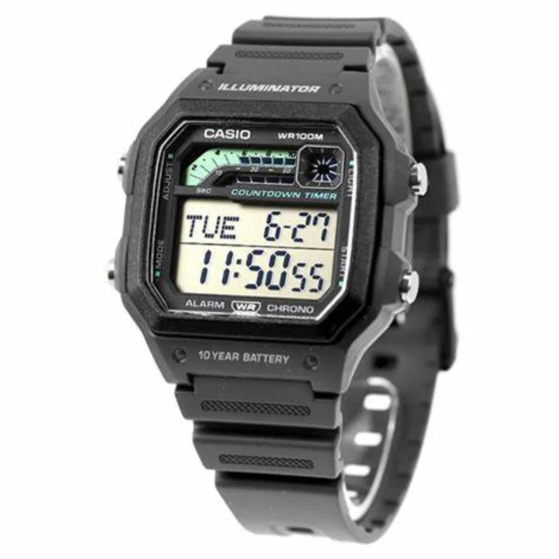 Reloj Casio digital negro con pantalla rectangular visto en ángulo lateral, correa de resina.