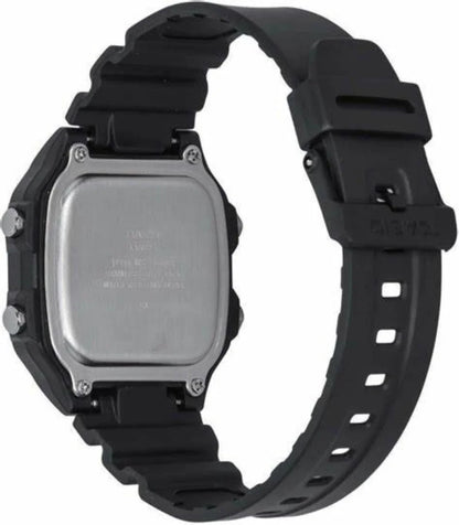 Parte trasera de reloj Casio digital negro con tapa metálica y correa de resina.