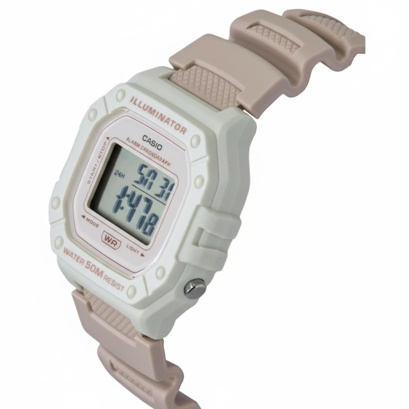 Reloj Casio W218HC-4A2V digital en vista lateral, con caja beige, detalles en rosa, pantalla LCD y correa de resina bicolor.