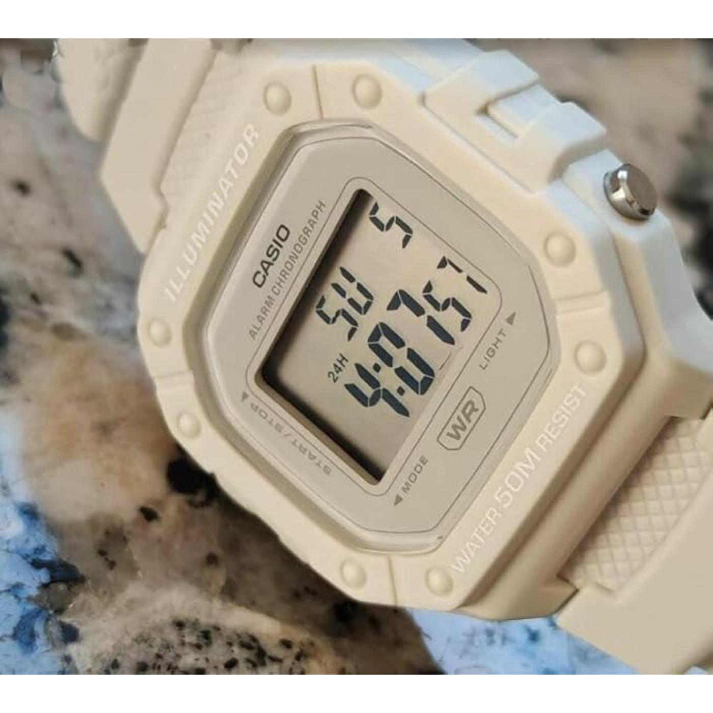 Detalle de la pantalla digital del Casio W218HC-8AV en color beige, mostrando función Illuminator, cronógrafo y resistencia al agua 50M.