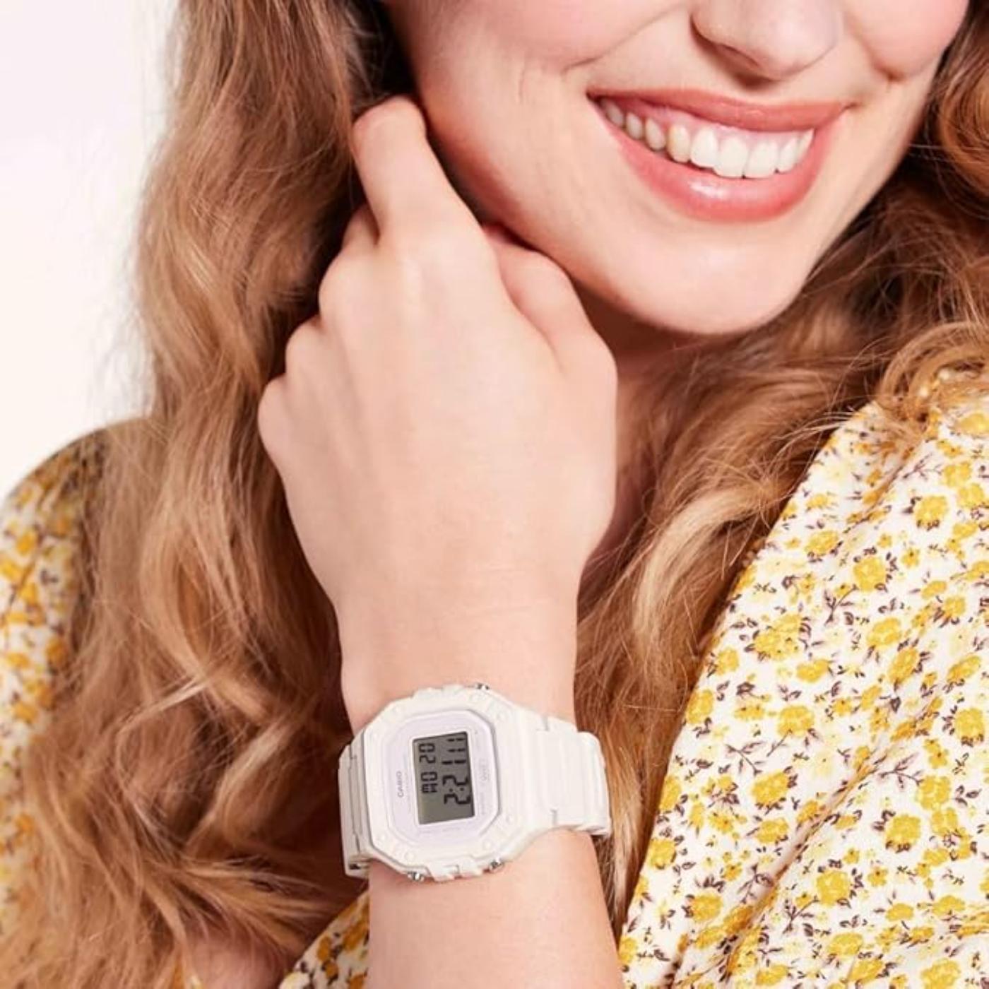 Reloj Casio W218HC-8AV digital beige llevado en la muñeca, con pantalla LCD y diseño deportivo de resina.