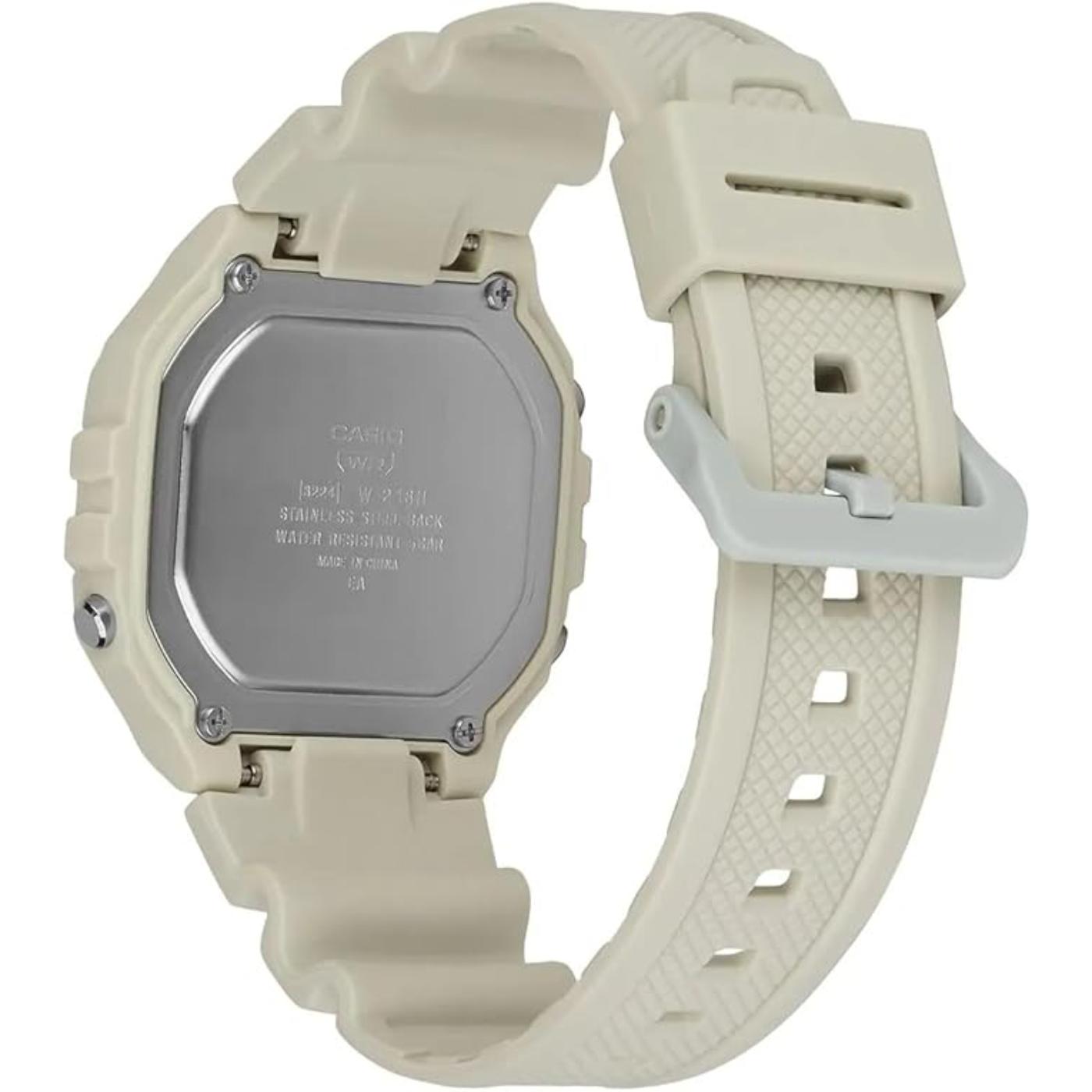 Vista trasera del Casio W218HC-8AV con tapa de acero atornillada, caja de resina beige y correa ajustable con hebilla.