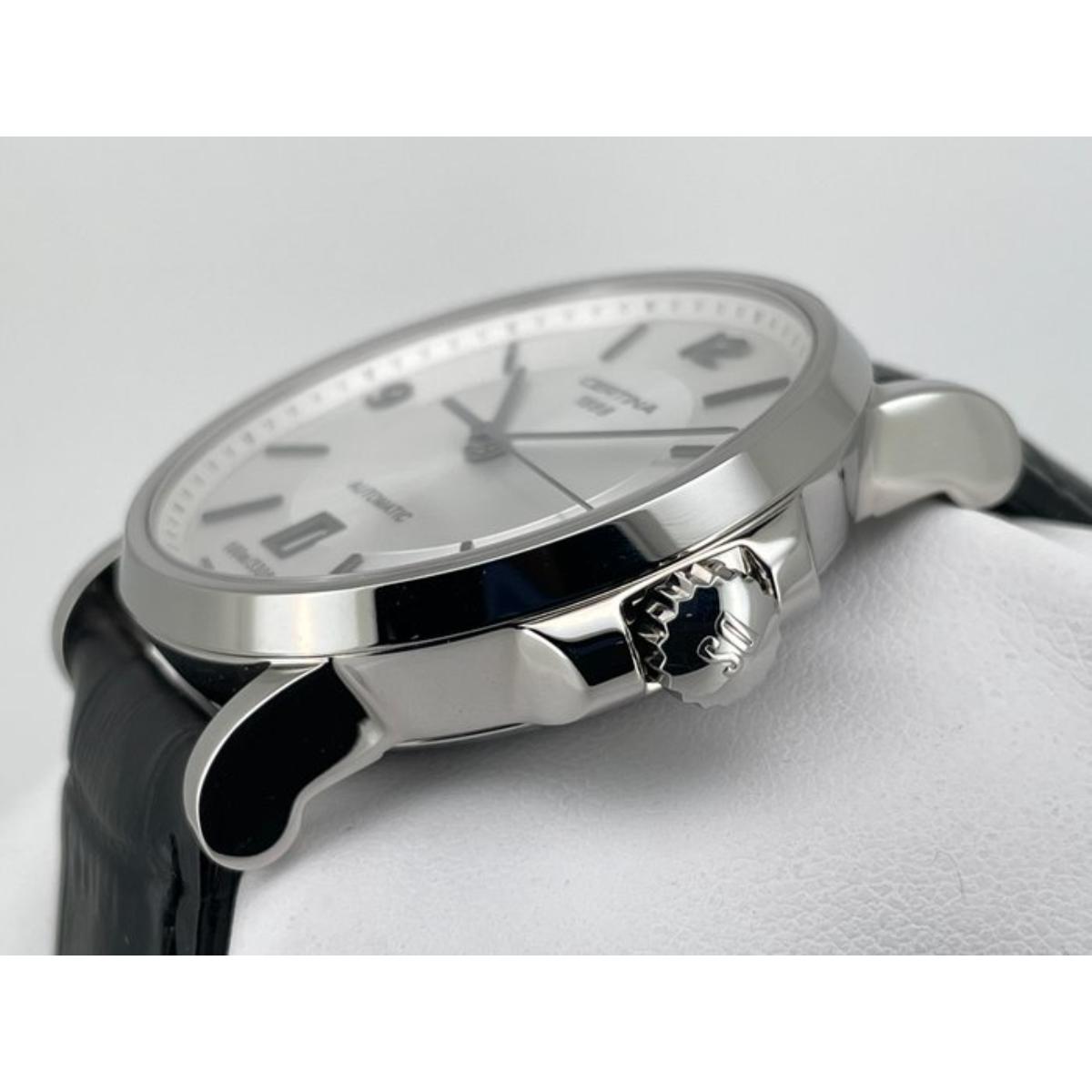 Detalle de la corona firmada del Certina DS Caimano Lady Powermatic 80 C035.207.16.037.00 con caja de acero pulido y esfera plateada.