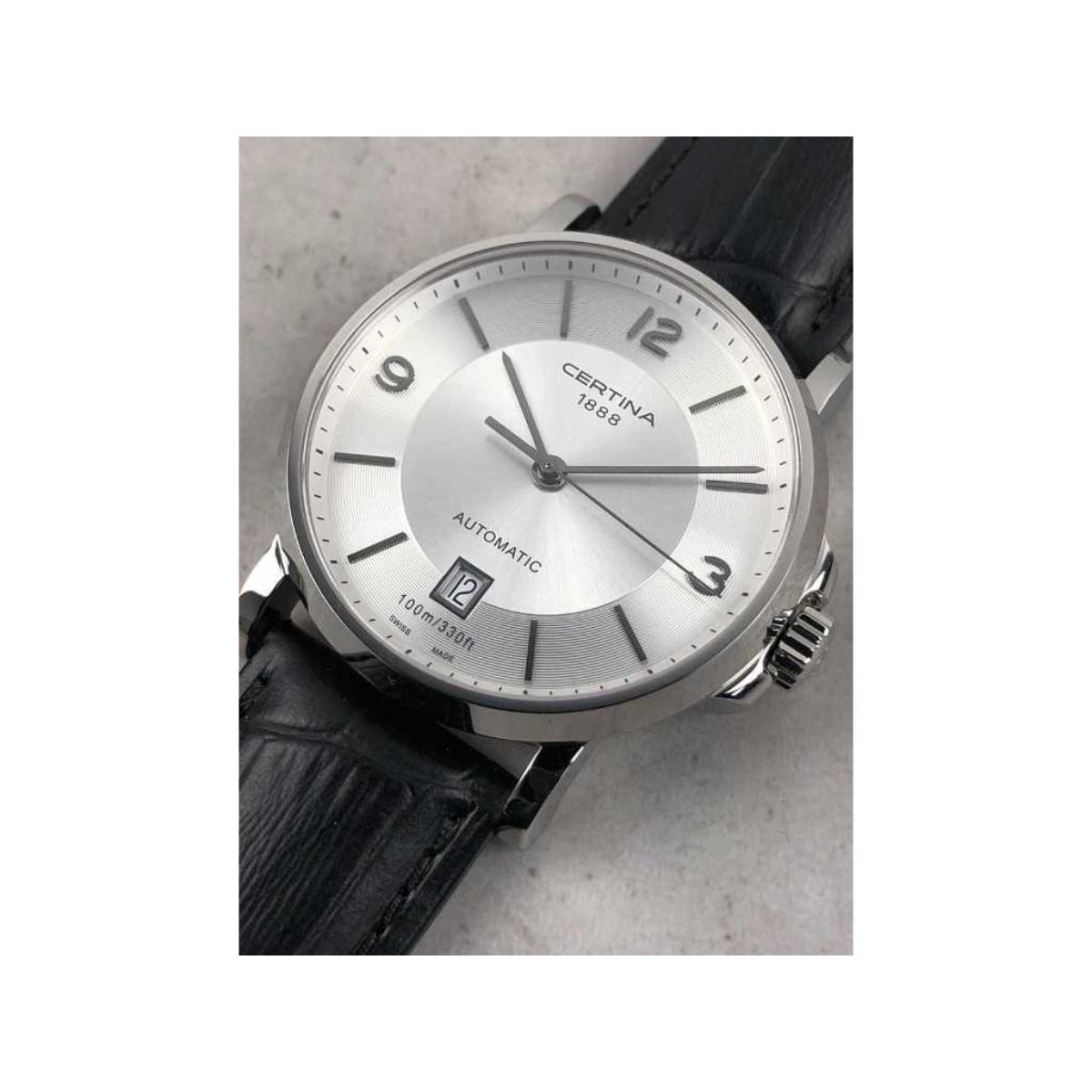 Detalle de la esfera plateada del Certina DS Caimano Lady Powermatic 80 C035.207.16.037.00 con acabado guilloché, numerales arábigos y ventana de fecha a las 6.