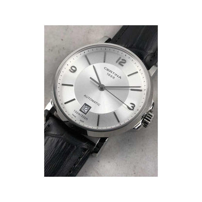 Detalle de la esfera plateada del Certina DS Caimano Lady Powermatic 80 C035.207.16.037.00 con acabado guilloché, numerales arábigos y ventana de fecha a las 6.