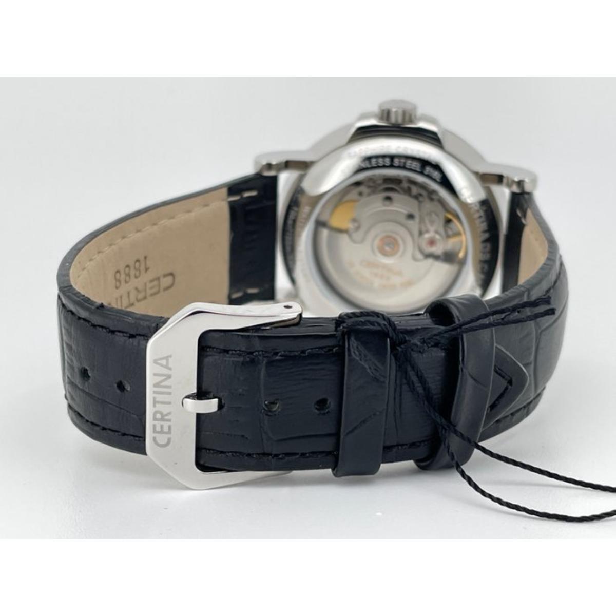 Parte trasera del Certina DS Caimano Lady Powermatic 80 C035.207.16.037.00 con fondo visto que muestra el movimiento automático y correa de piel negra con hebilla firmada.