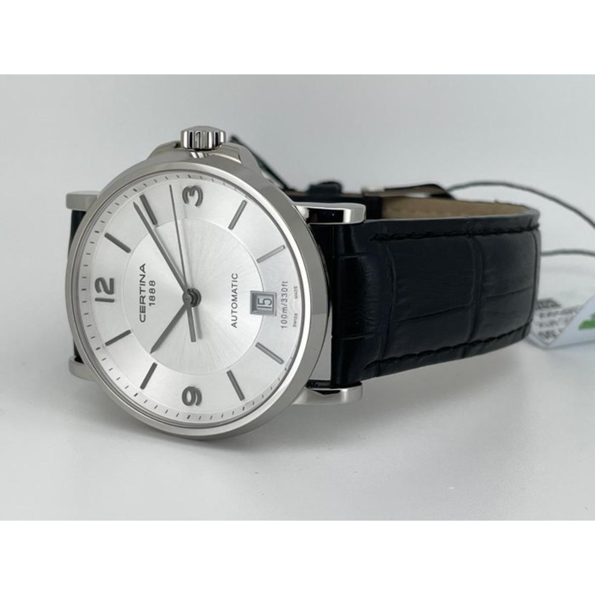 Vista en perspectiva del Certina DS Caimano Lady Powermatic 80 C035.207.16.037.00 con esfera plateada, caja de acero inoxidable y correa de piel negra.