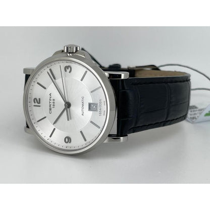 Vista en perspectiva del Certina DS Caimano Lady Powermatic 80 C035.207.16.037.00 con esfera plateada, caja de acero inoxidable y correa de piel negra.