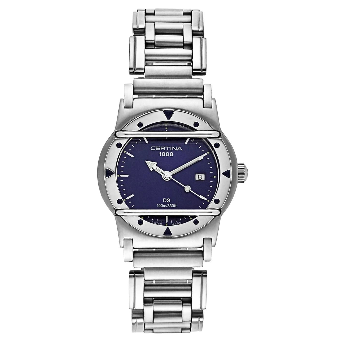 Vista frontal del Certina DS Cascadeur C129.8100.42.59 con esfera azul, índices triangulares, ventana de fecha a las 3 y brazalete de acero inoxidable.