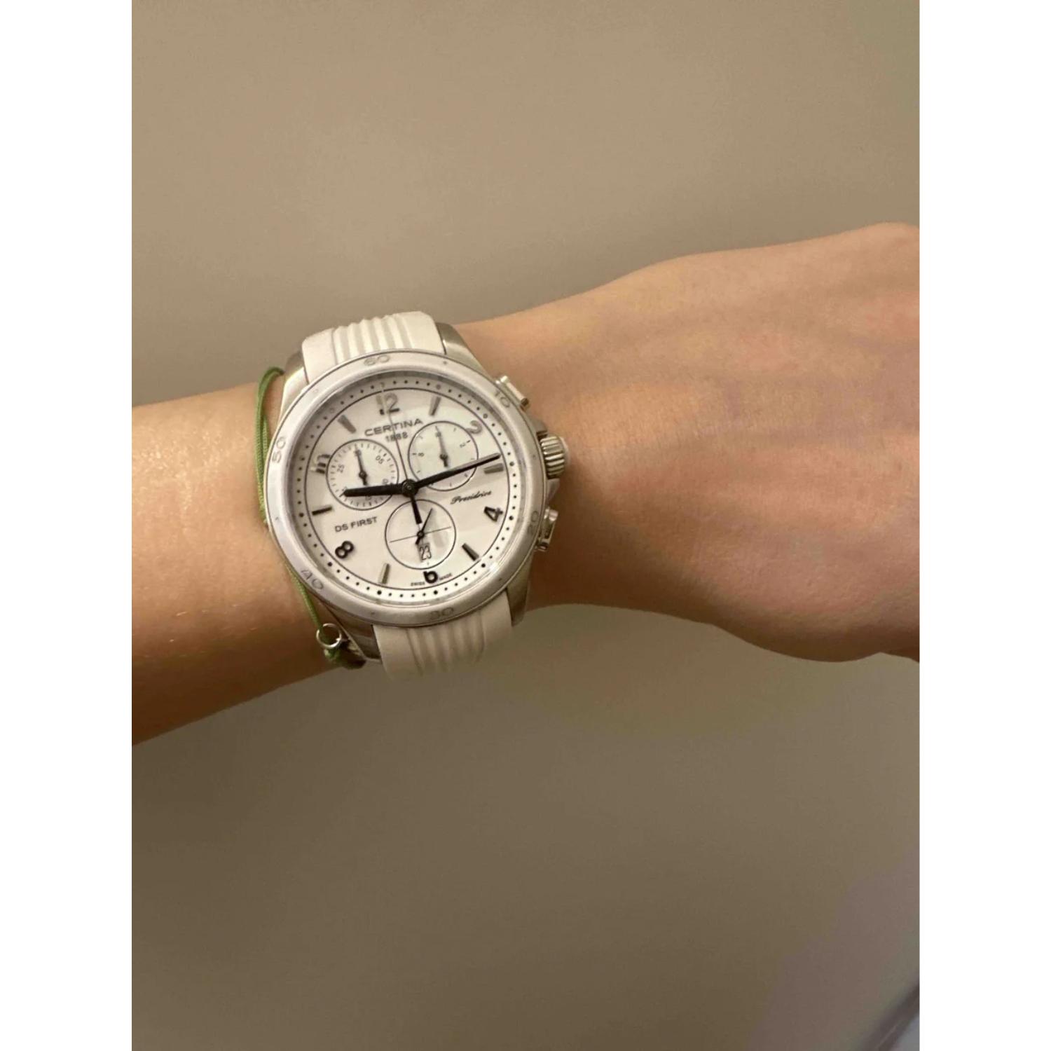 Certina DS First Lady Chronograph C030.217.17.017.00 en muñeca, cronógrafo femenino con esfera blanca, tres subesferas y correa blanca de caucho.