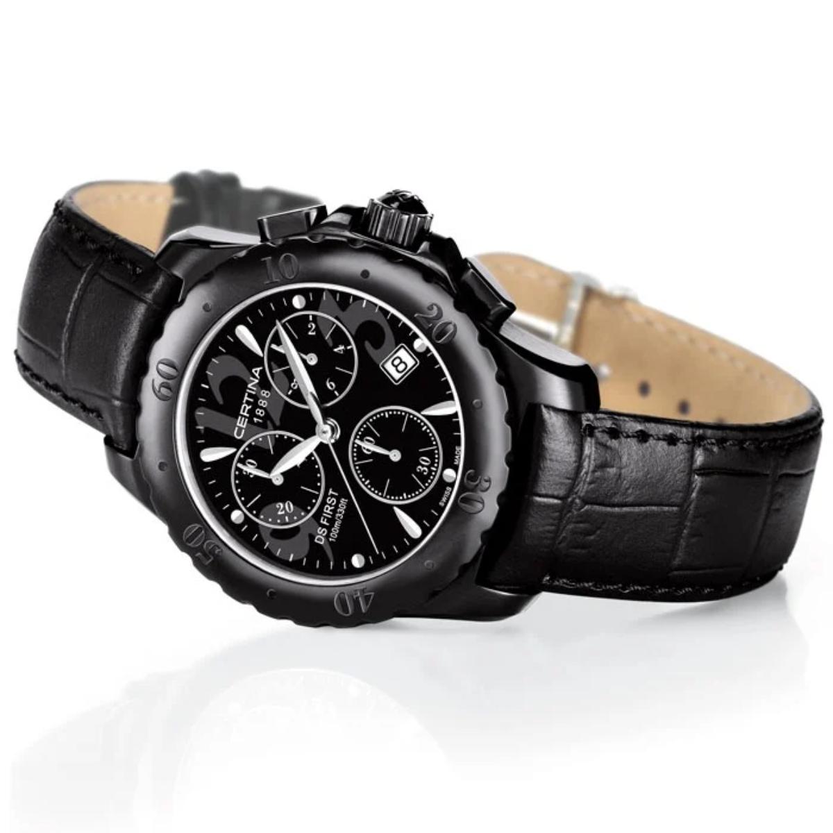 Certina DS First Lady Chronograph C538.708.4.46.61 en vista inclinada, con caja y bisel negros, esfera con tres subesferas de cronógrafo y correa negra de piel.