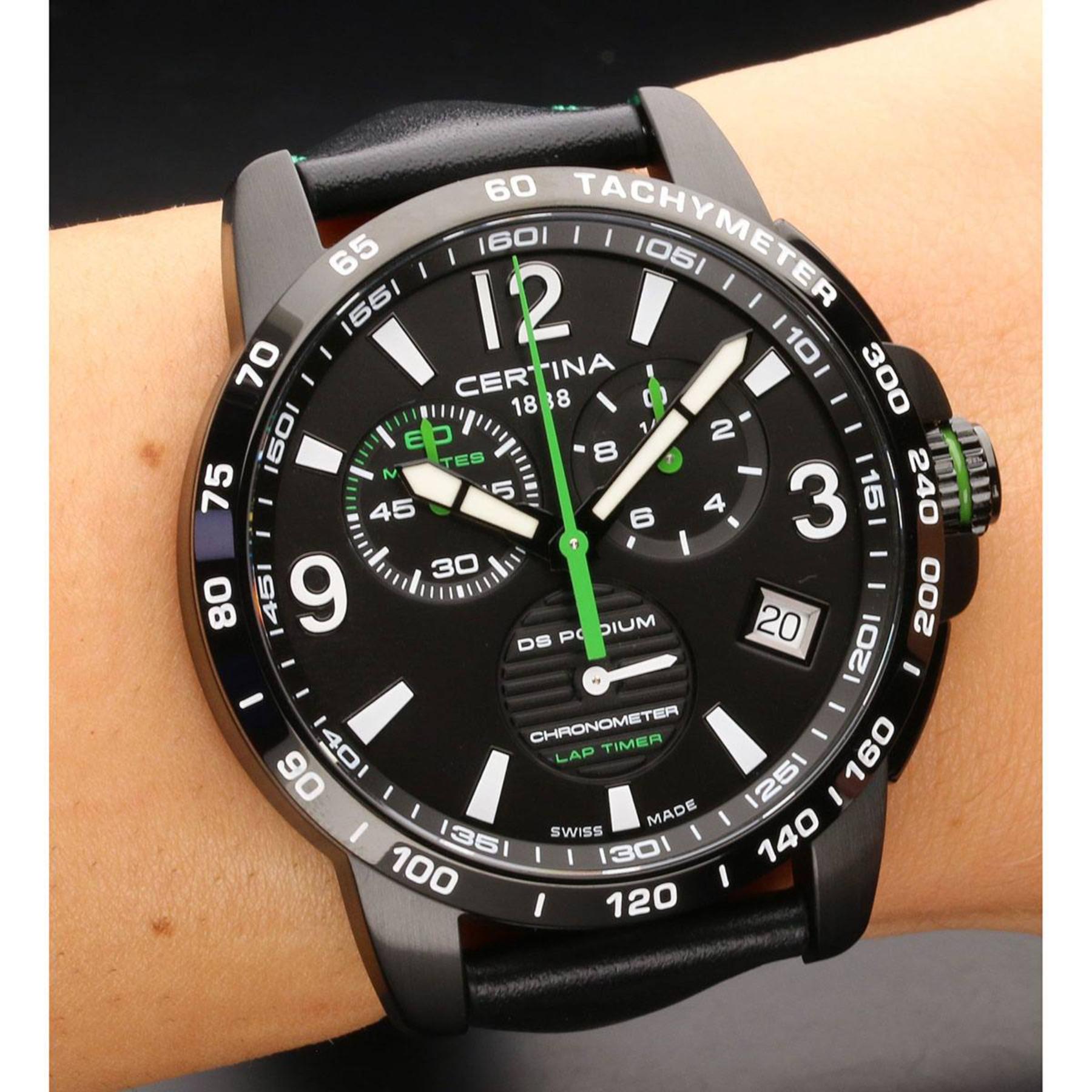 Reloj Certina DS Podium C034.453.36.057.02 cronógrafo en la muñeca, resaltando el contraste entre el negro de la caja y los detalles en verde lima de la esfera.