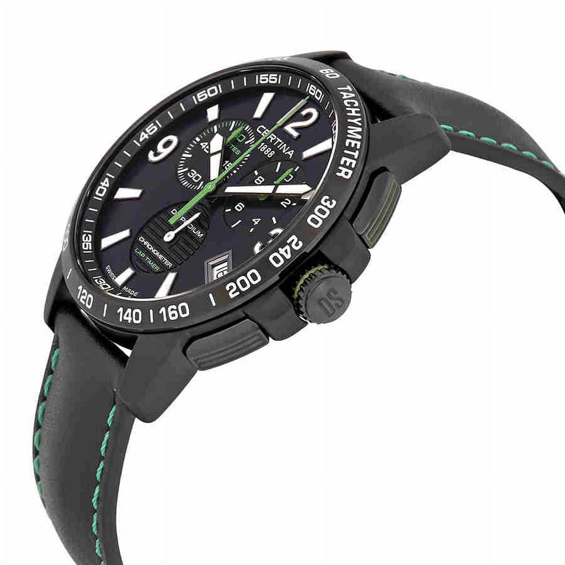 Vista lateral derecha del reloj Certina DS Podium C034.453.36.057.02, mostrando el acabado PVD negro de la caja, los pulsadores del cronógrafo y la corona con detalle verde.