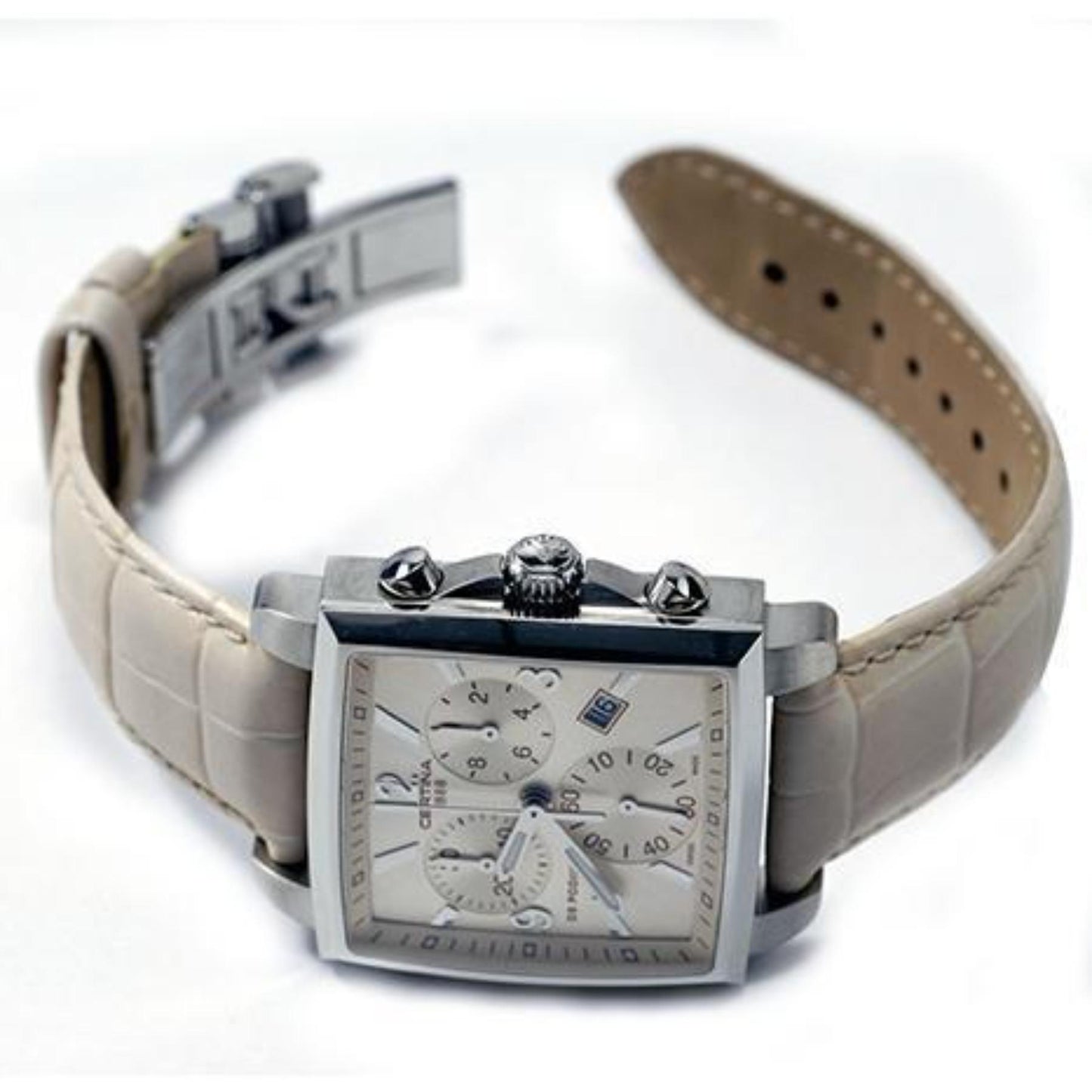 Certina DS Podium Lady C001.317.16.267.00 con caja rectangular de acero inoxidable, esfera clara con contadores de cronógrafo, fechador y correa de piel beige con textura.