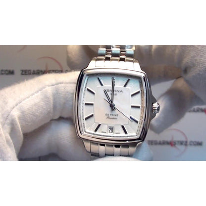 Certina DS Prime Shape C028.310.61.116.00 con esfera de nácar y diamantes, mostrado en mano con guantes, caja cuadrada de acero y brazalete metálico.