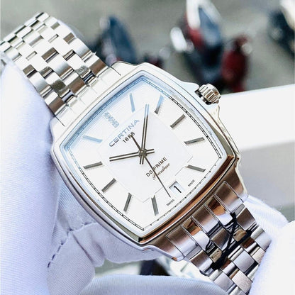 Certina DS Prime Shape C028.310.61.116.00 con esfera de nácar y diamantes, mostrado en muñeca con brazalete de acero inoxidable y caja cuadrada.