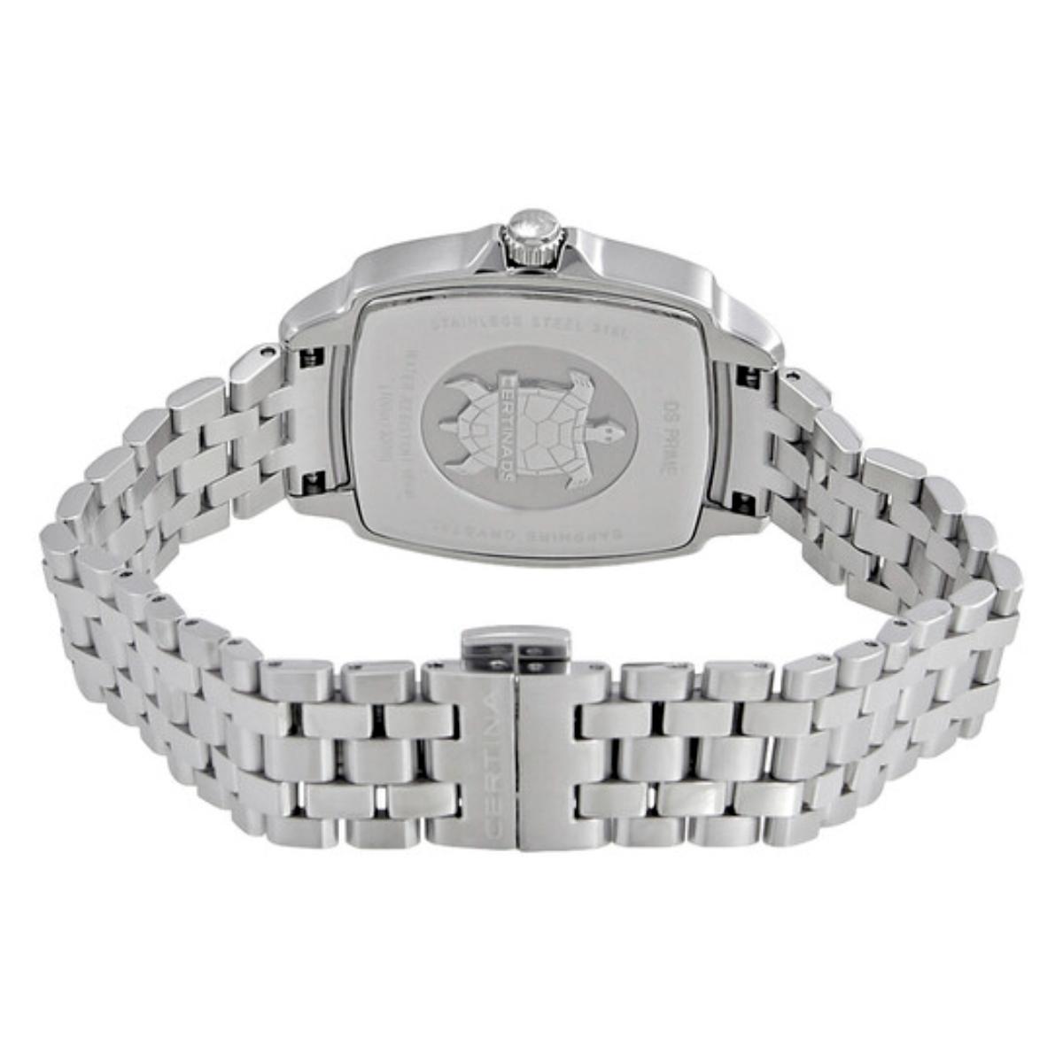 Parte trasera del Certina DS Prime Shape C028.310.61.116.00 con fondo de caja grabado con el emblema de la tortuga Certina y brazalete de acero inoxidable con cierre desplegable.