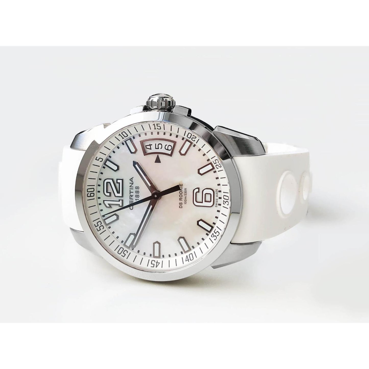 Certina DS Rookie C016.410.17.117.00 con esfera blanca, numerales arábigos de gran tamaño, caja de acero inoxidable y correa de caucho blanca perforada.