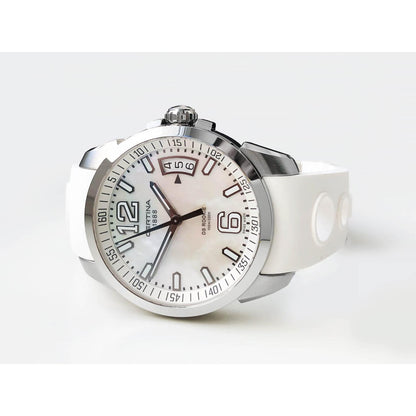 Certina DS Rookie C016.410.17.117.00 con esfera blanca, numerales arábigos de gran tamaño, caja de acero inoxidable y correa de caucho blanca perforada.