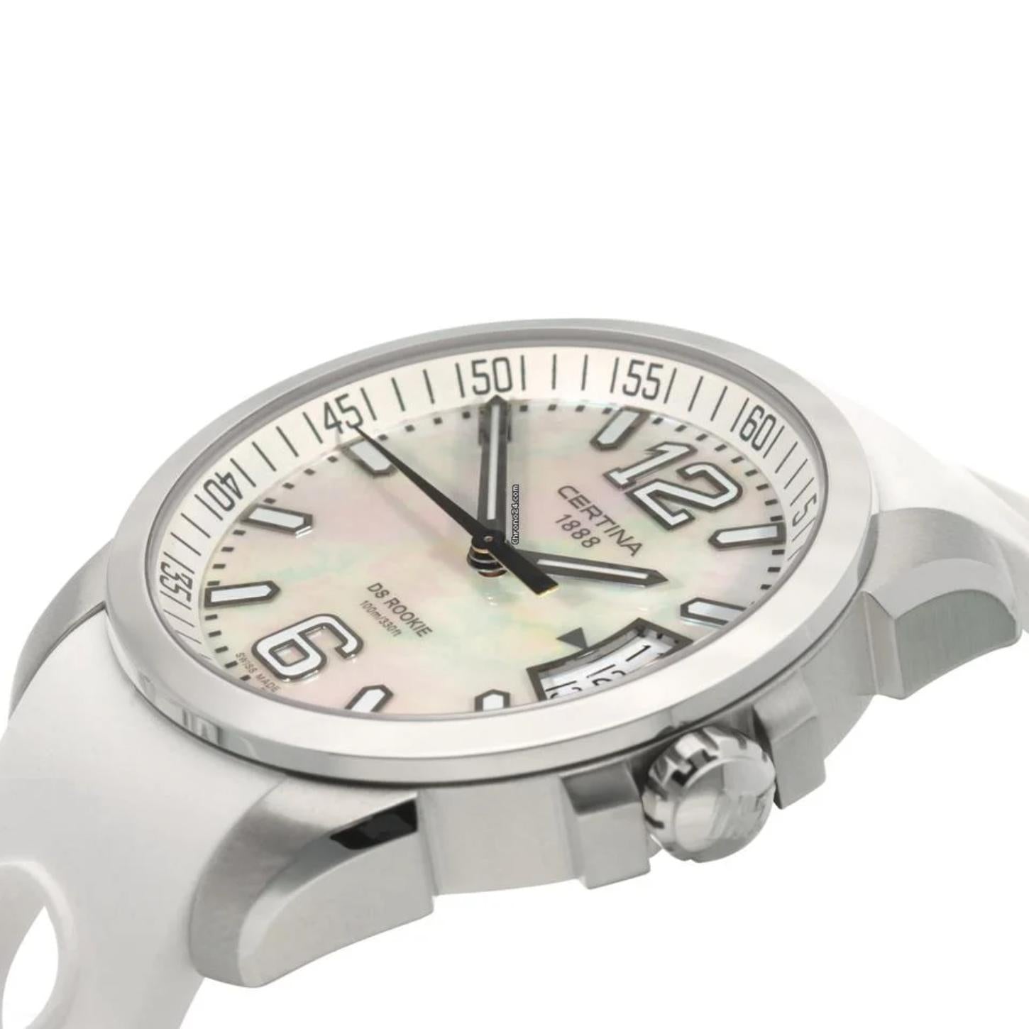 Certina DS Rookie C016.410.17.117.00 con caja de acero inoxidable, esfera blanca con acabado nacarado, numerales arábigos aplicados y corona lateral.
