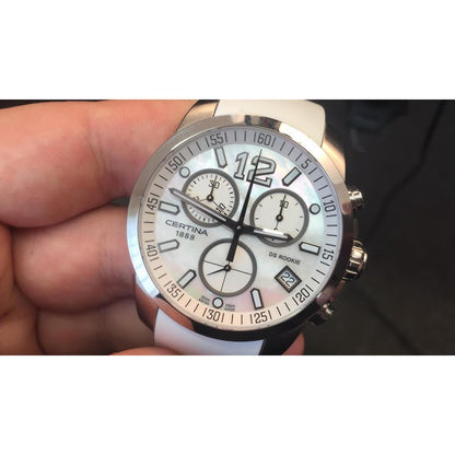 Certina DS Rookie cronógrafo con esfera blanca, contadores circulares, numerales arábigos, caja de acero inoxidable y correa de caucho blanca.