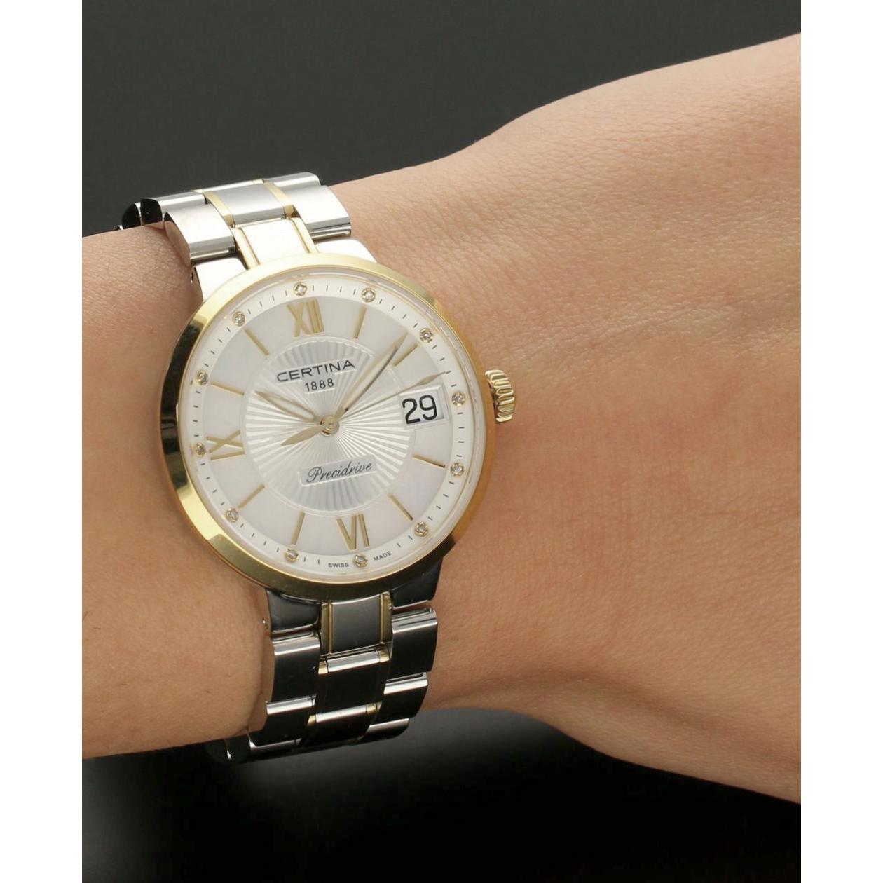 Certina DS Stella C031.210.22.116.00 en muñeca, reloj femenino bicolor en acero y dorado con esfera de nácar, diamantes como índices, números romanos y fecha a las 3.