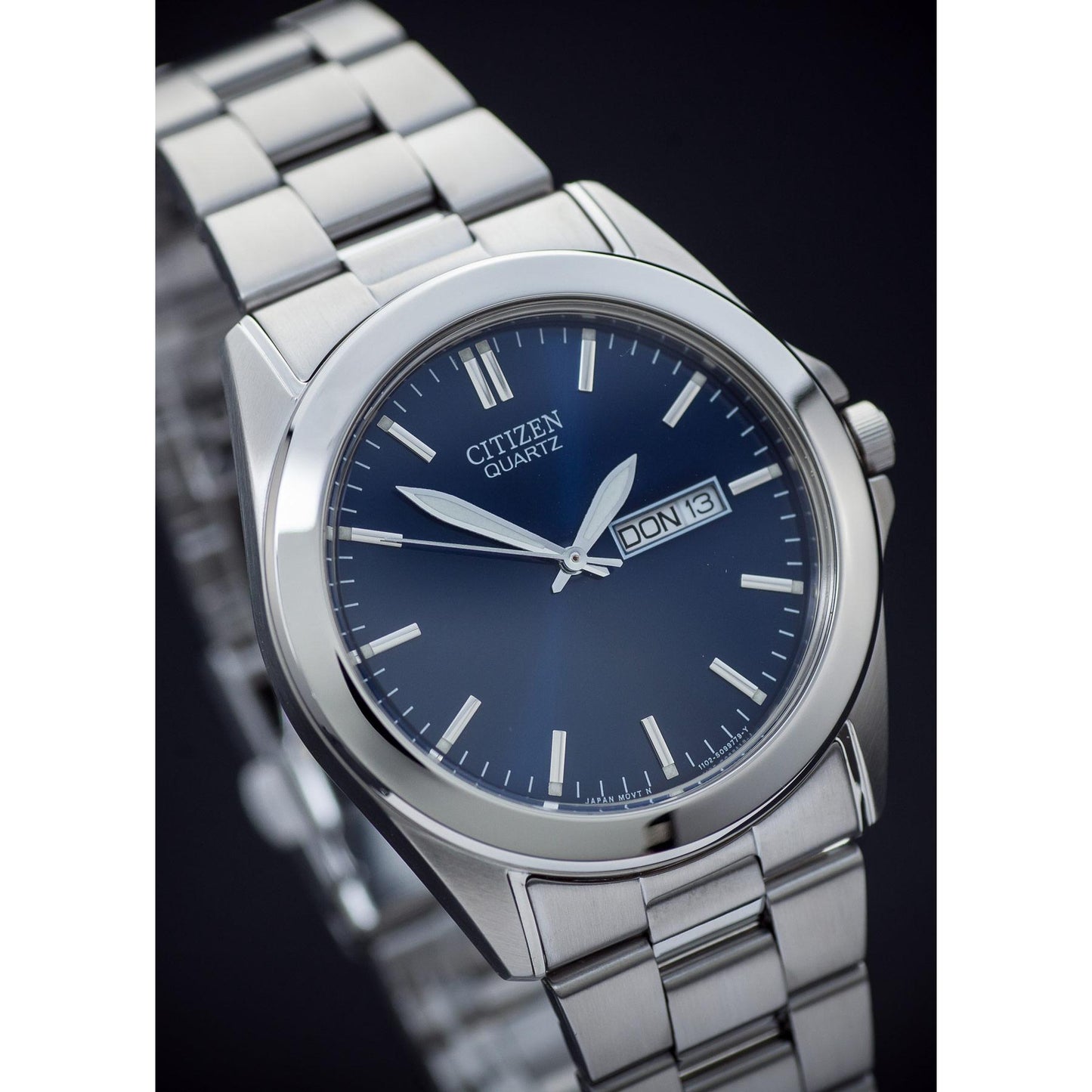 Detalle del reloj Citizen Quartz BF0580-57L con esfera azul y ventana de día y fecha a las tres en punto.