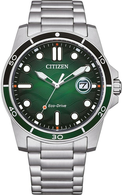Reloj Citizen Eco-Drive de acero con esfera verde y ventana de fecha mostrado en vista frontal.