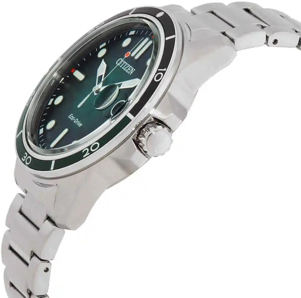 Reloj Citizen Eco-Drive de acero con esfera verde mostrado en vista inclinada lateral, destacando el bisel y la corona.