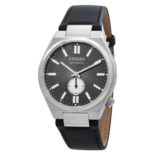 Reloj Citizen Tsuyosa NK5010-01H en acero plateado con esfera negra texturizada, índices rectangulares claros y pequeño segundero blanco a las 6, con correa de cuero negra.