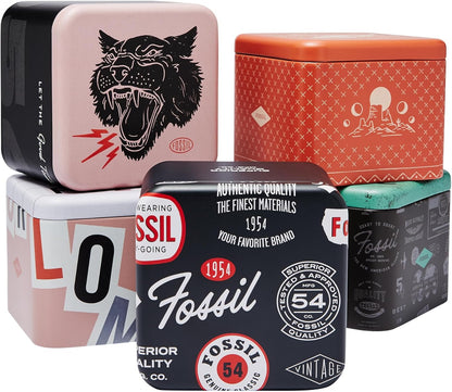 Cajas metálicas Fossil para relojes con diseños gráficos vintage y logotipo de la marca.