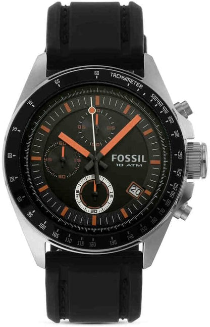 Reloj Fossil cronógrafo visto de frente, con esfera negra y detalles en naranja, bisel taquimétrico y correa negra de silicona.