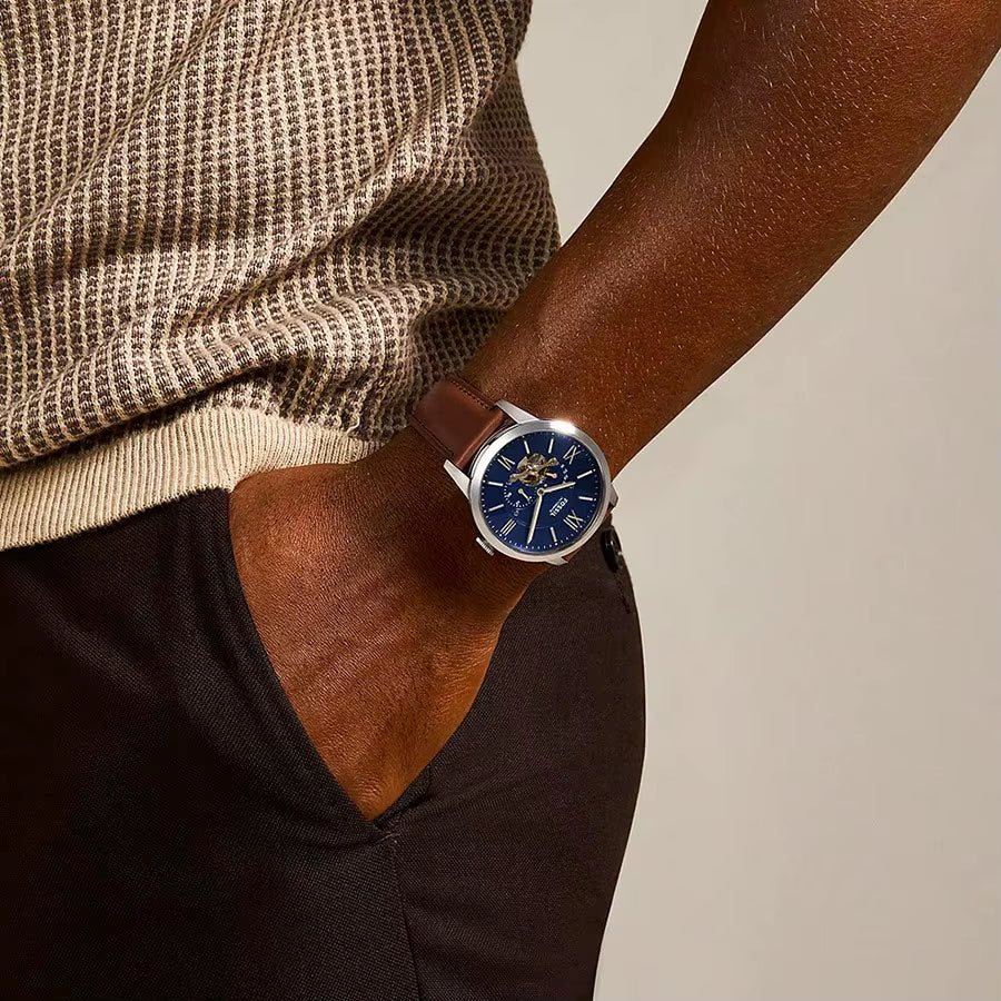 Reloj Fossil Heritage automático ME3263, vista trasera mostrando el movimiento automático y correa de piel marrón genuina.