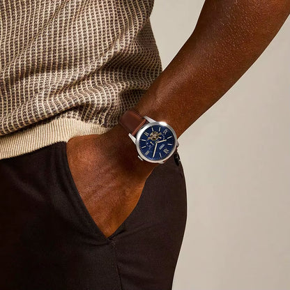 Reloj Fossil Heritage automático ME3263, vista trasera mostrando el movimiento automático y correa de piel marrón genuina.