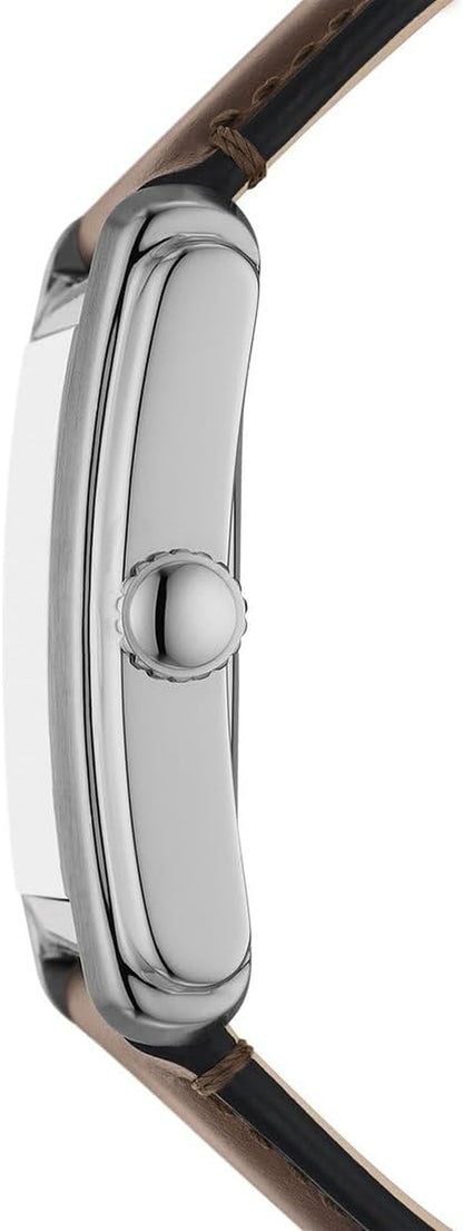 Vista lateral del reloj Fossil rectangular, mostrando la caja de acero pulido y la corona, con la correa de piel unida a ambos extremos.