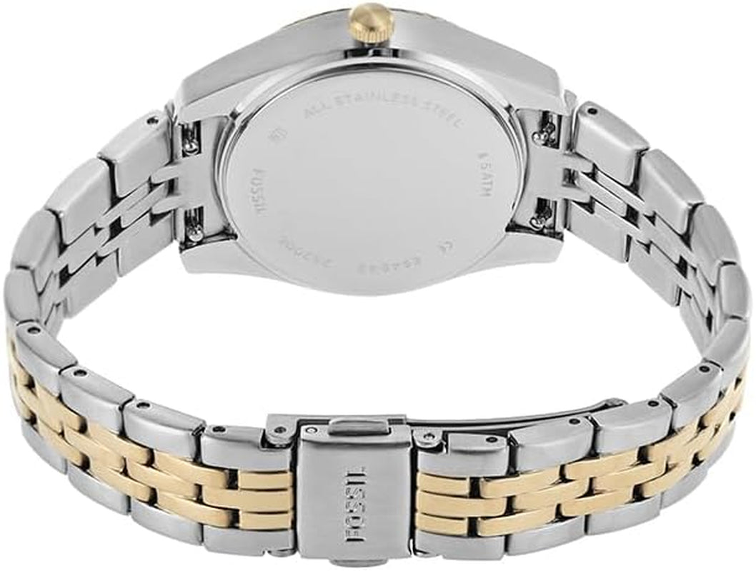 Parte trasera de reloj Fossil bicolor de acero inoxidable con brazalete metálico y cierre desplegable.
