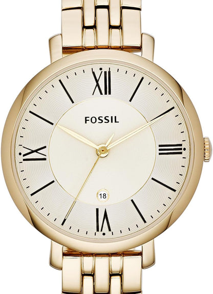 Vista frontal de un reloj Fossil para mujer con caja y brazalete de acero dorado y esfera clara con números romanos.