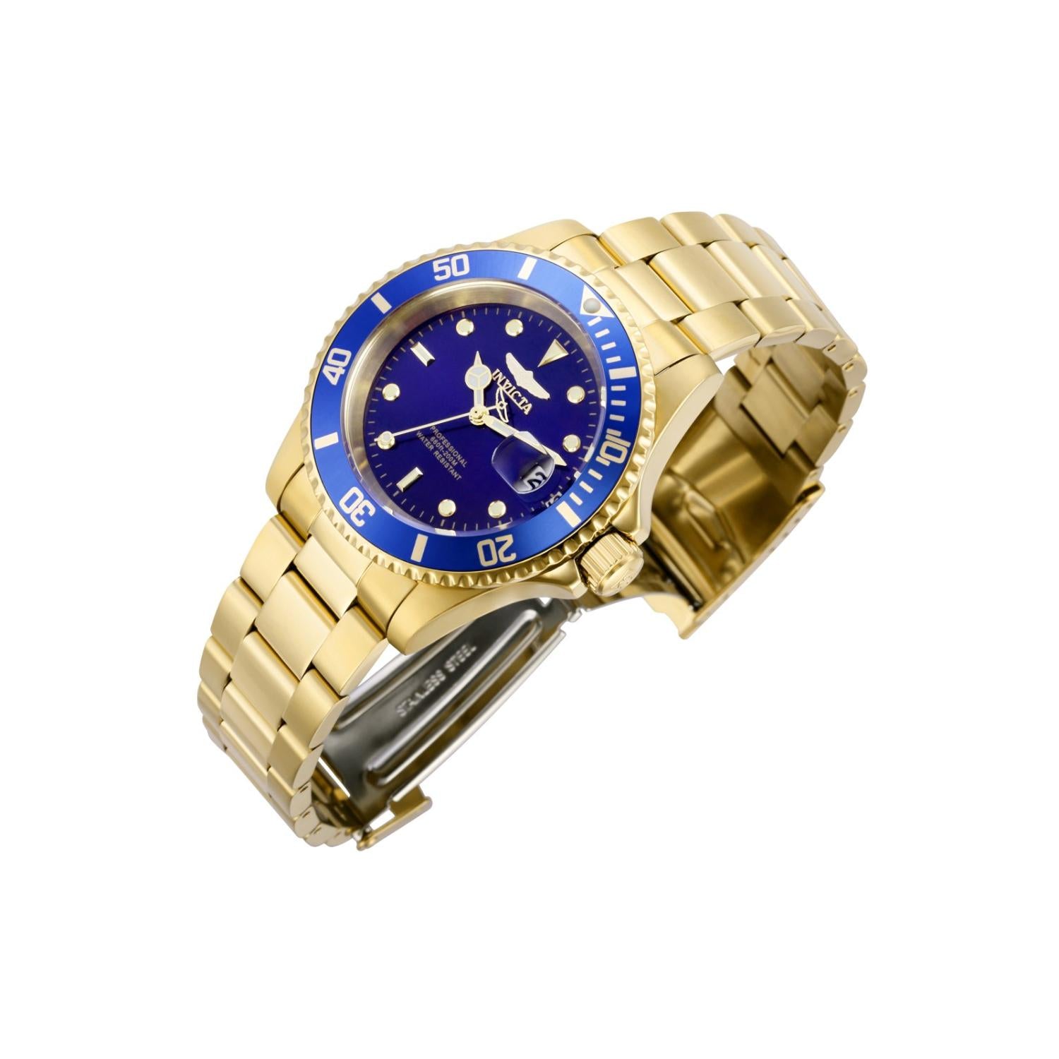 Reloj Invicta Pro Diver 26974 totalmente dorado con esfera y bisel azules, mostrado en perspectiva con el brazalete de acero abierto
