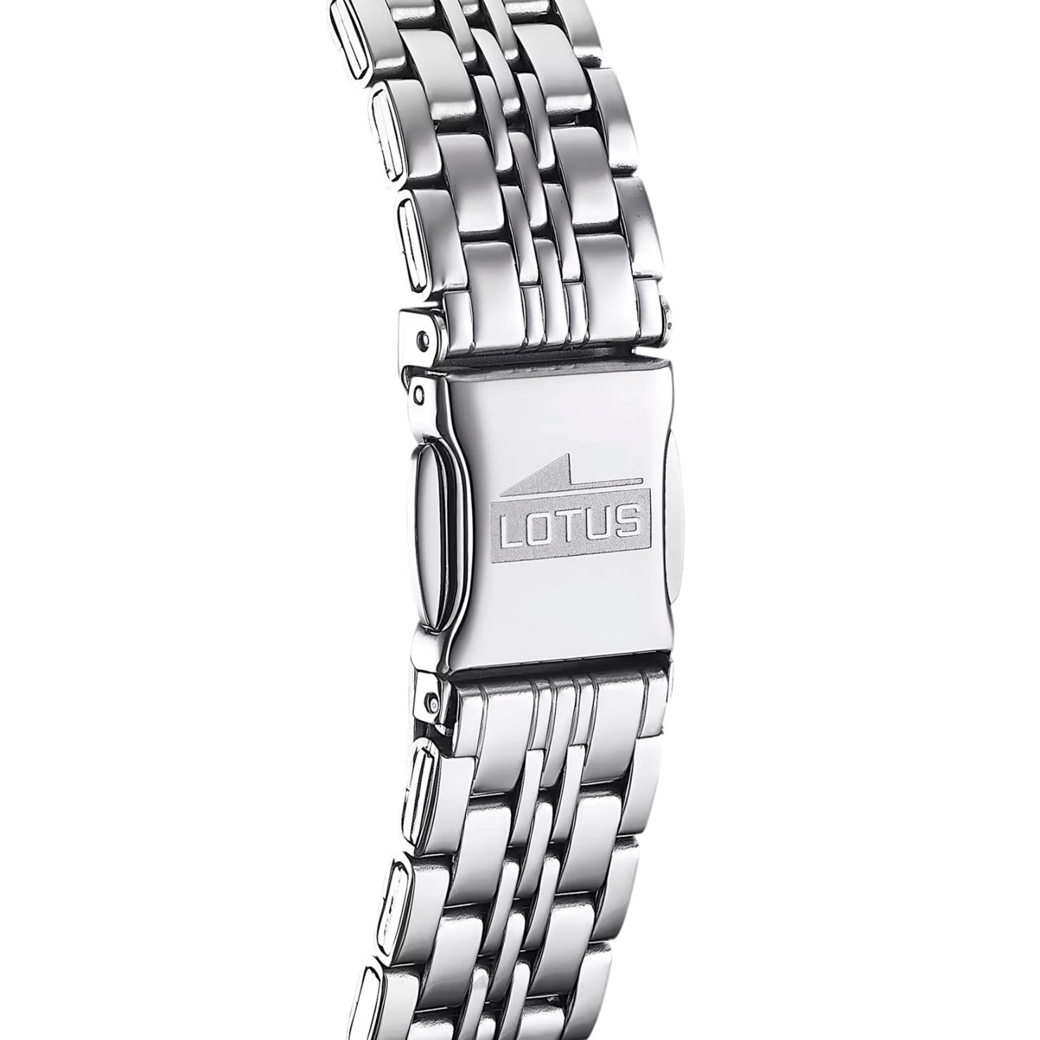 Detalle del brazalete de acero plateado del reloj Lotus 15884/1 con eslabones pulidos y cierre desplegable grabado con el logotipo Lotus.