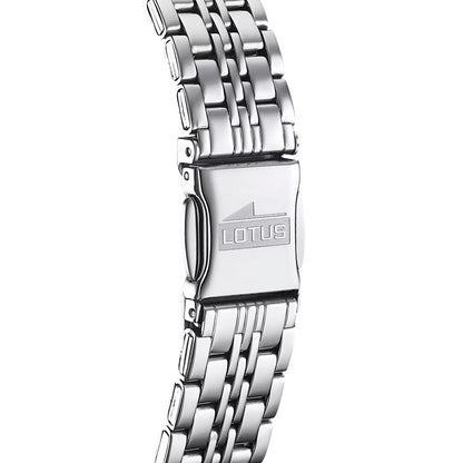 Detalle del brazalete de acero plateado del reloj Lotus 15884/1 con eslabones pulidos y cierre desplegable grabado con el logotipo Lotus.