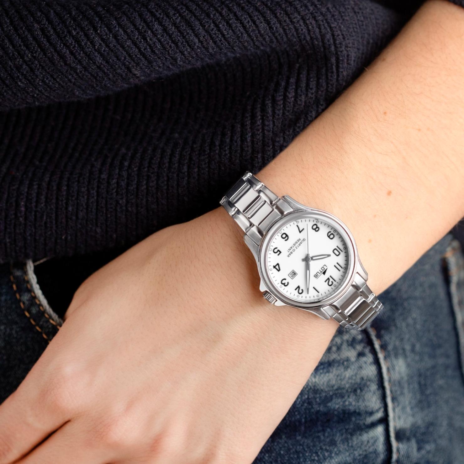 Reloj Lotus 15884/1 de mujer en acero plateado con esfera blanca y números negros, visto en la muñeca junto a jersey oscuro y vaqueros