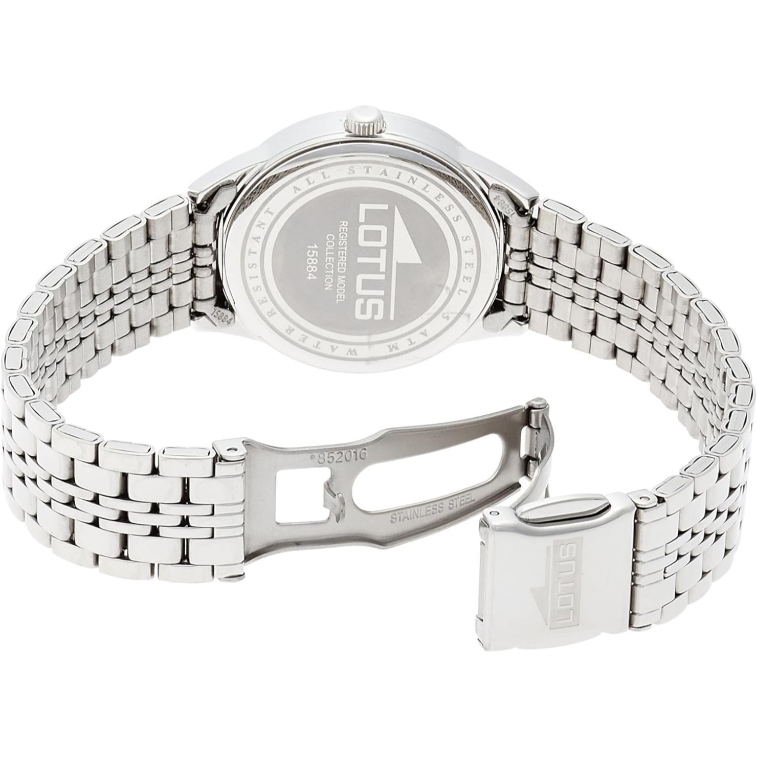 Vista trasera del reloj Lotus 15884/1 con tapa de acero grabada y brazalete metálico plateado mostrando el cierre desplegable abierto