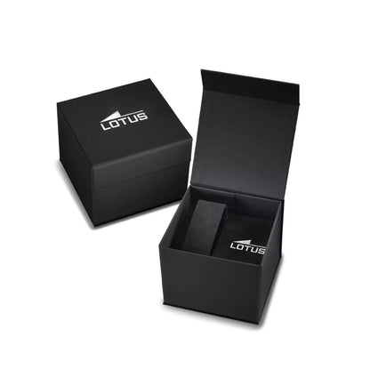 Caja negra oficial Lotus para reloj, una cerrada y otra abierta mostrando interior acolchado negro y logotipo Lotus en blanco en la tapa.