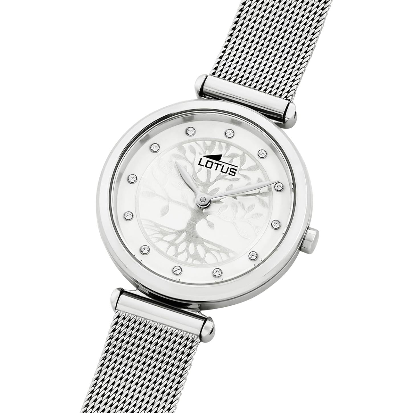 Primer plano del reloj Lotus 18708/1 Trendy con brazalete malla milanesa plateada, esfera blanca con árbol de la vida calado y agujas plateadas