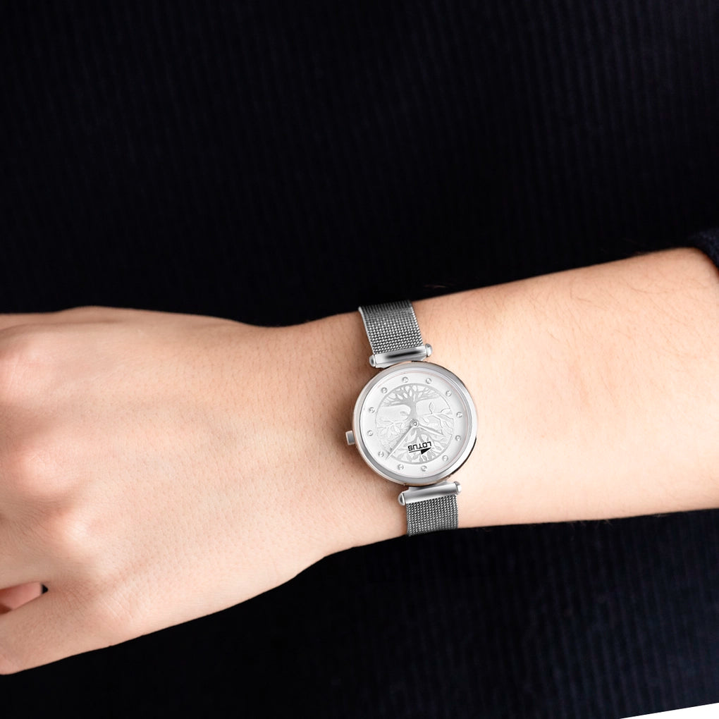 Reloj Lotus 18708/1 Trendy con brazalete malla milanesa plateada y esfera árbol de la vida, visto en la muñeca de una mujer con jersey negro