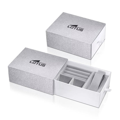 Caja plateada oficial Lotus tipo cajón para reloj, una cerrada y otra abierta mostrando interior acolchado gris con compartimentos
