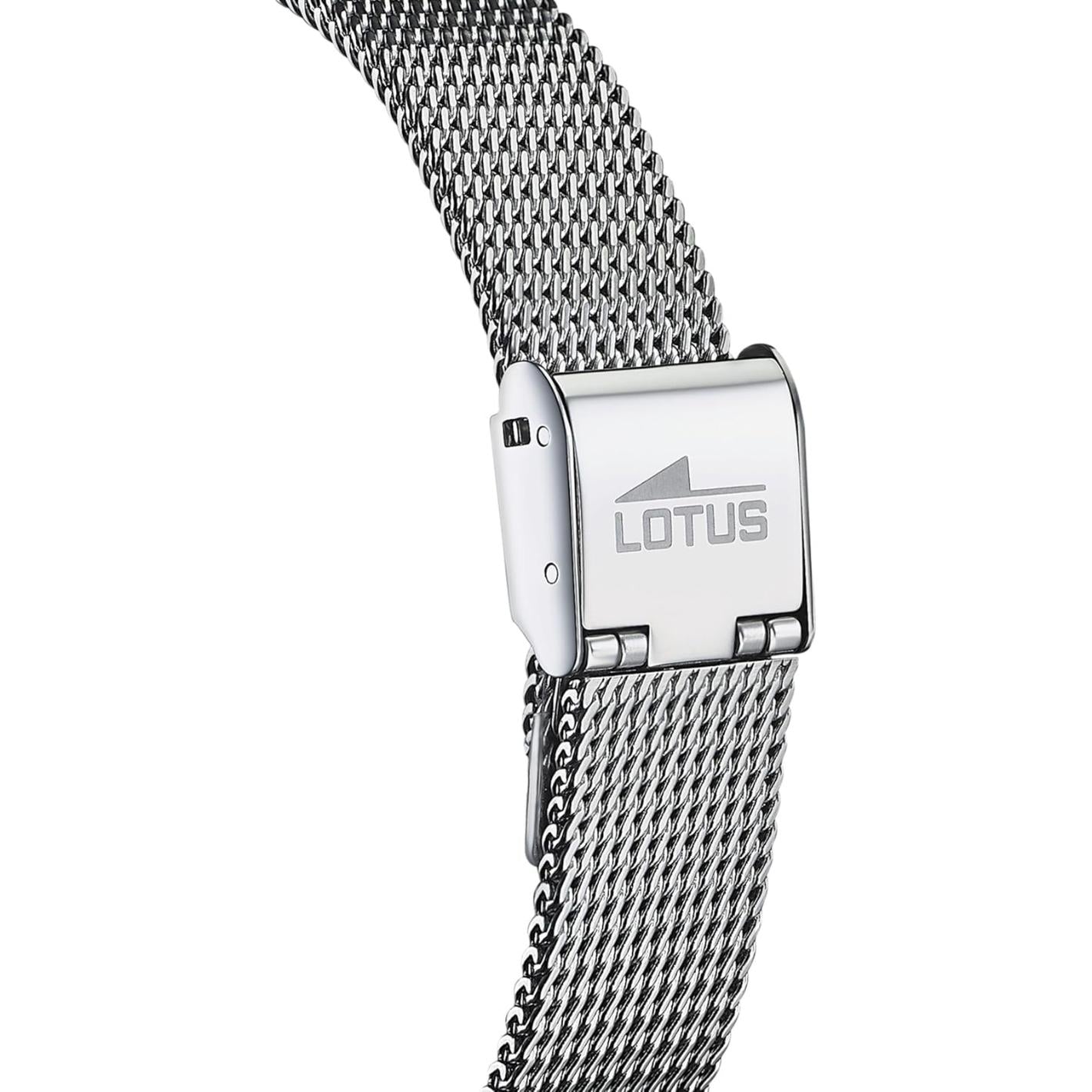 Detalle del brazalete de malla plateada del reloj Lotus 18737/2 con cierre desplegable pulido grabado con el logotipo Lotus