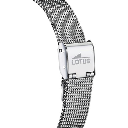 Detalle del brazalete de malla plateada del reloj Lotus 18737/2 con cierre desplegable pulido grabado con el logotipo Lotus