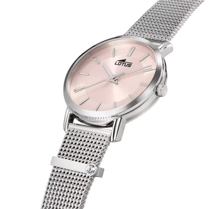 Reloj Lotus 18737/2 de mujer en perspectiva con brazalete de malla plateada, esfera champán con índices alargados y detalle de aro con pequeño cristal en la correa