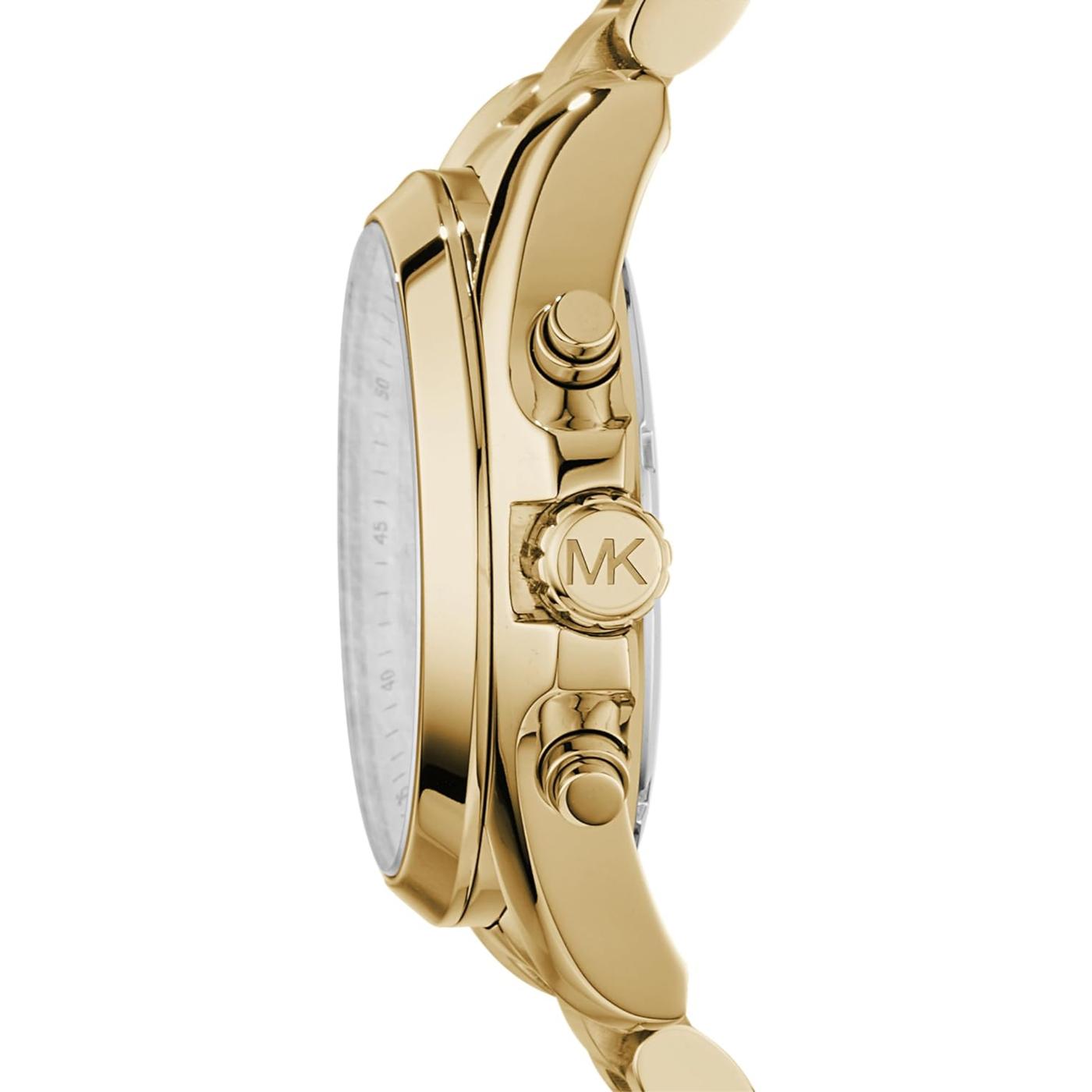 Vista lateral del reloj Michael Kors Bradshaw MK5605 dorado con corona grabada MK y pulsadores de cronógrafo.